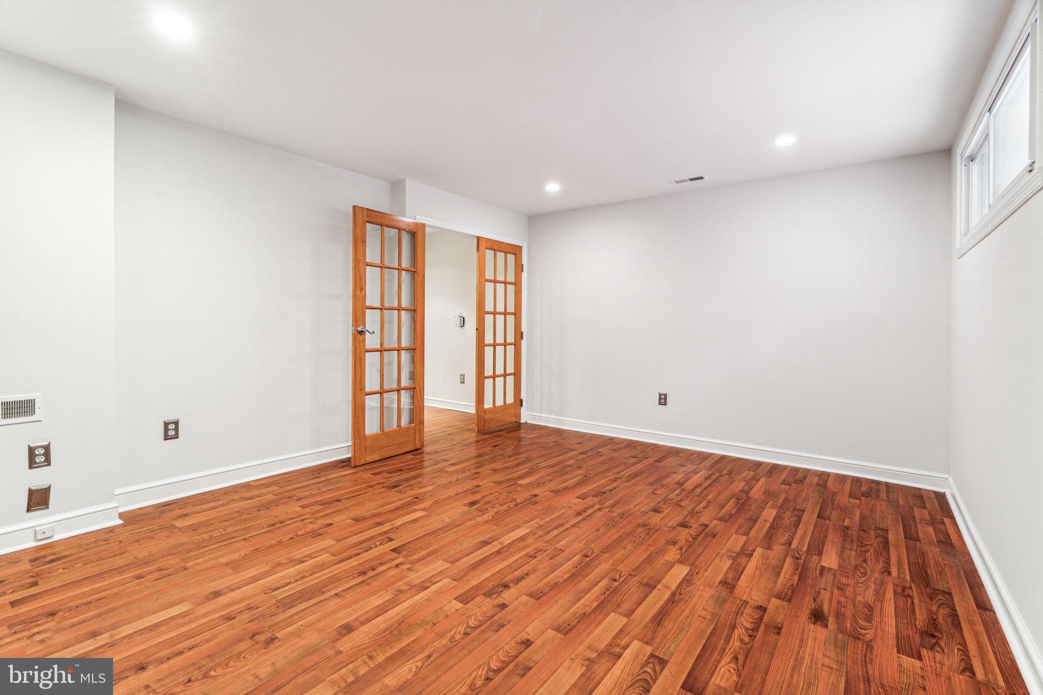 QUEEN VILLAGE - Residential