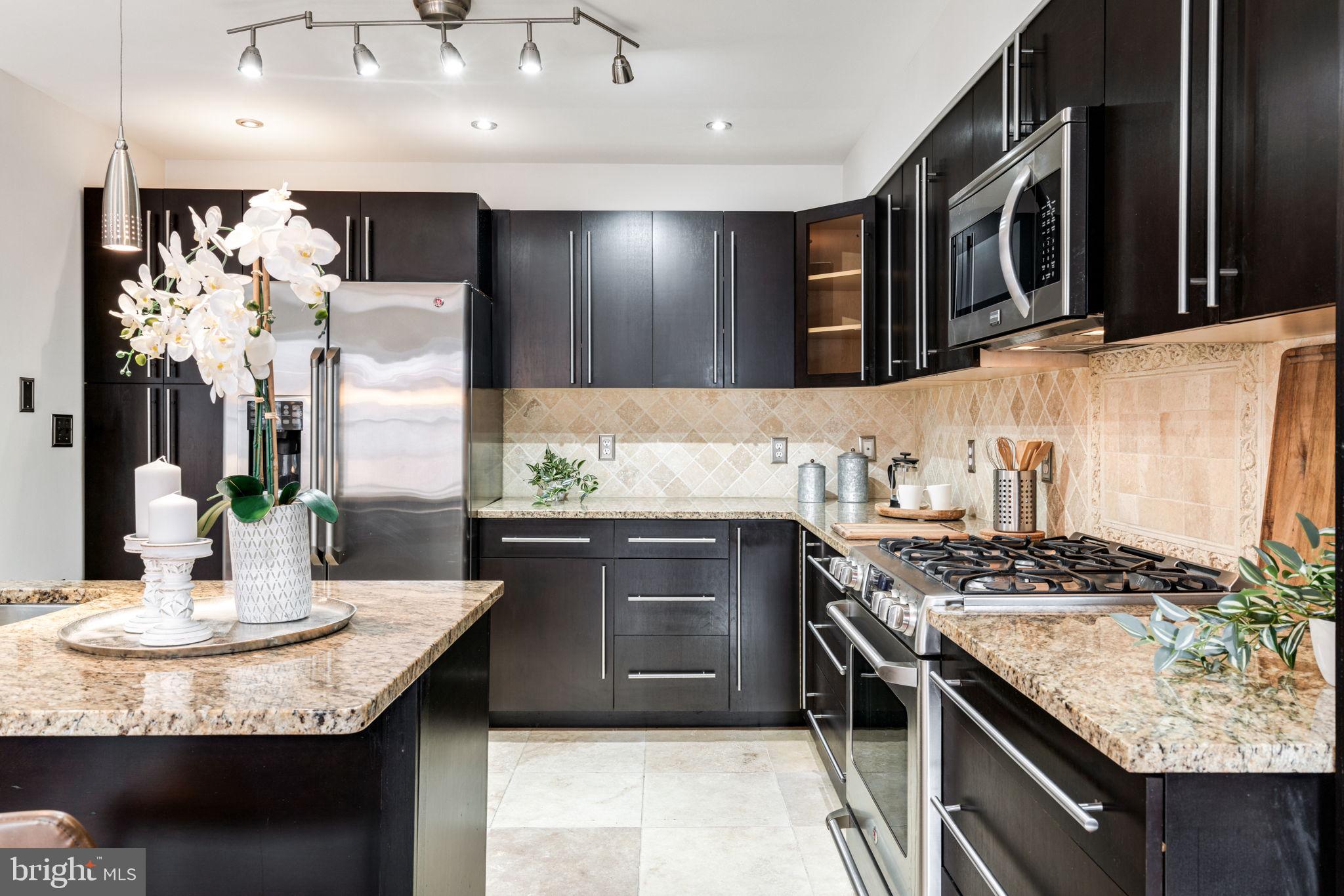 QUEEN VILLAGE - Residential