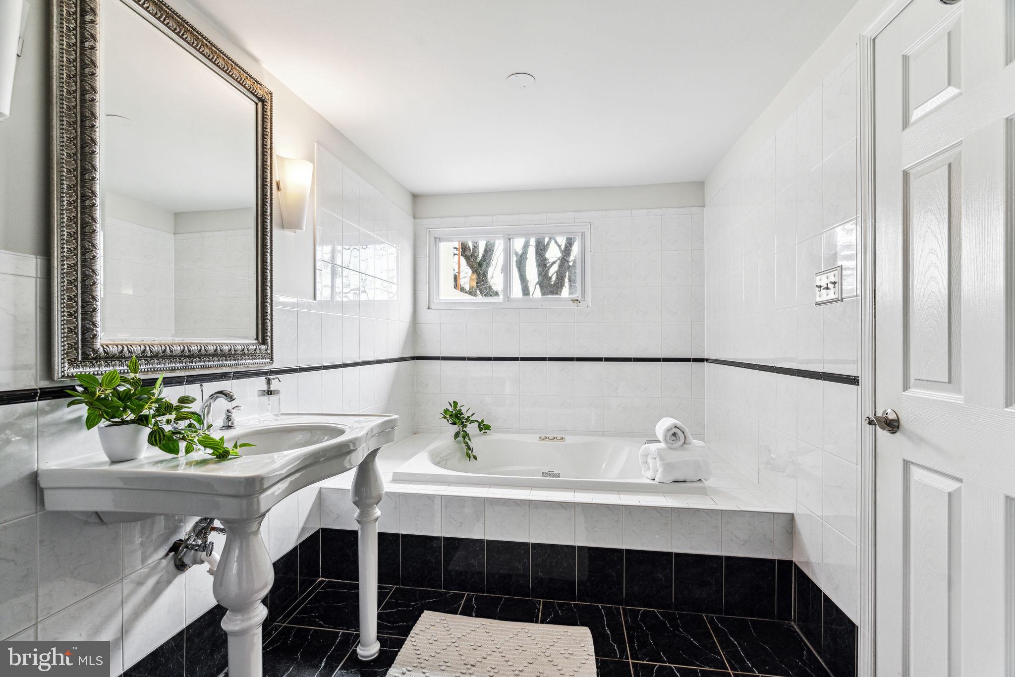 QUEEN VILLAGE - Residential