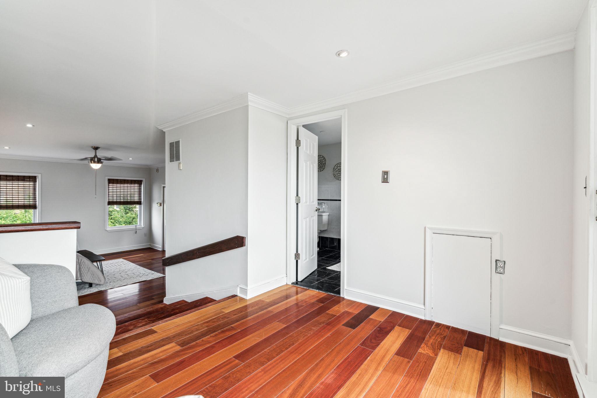 QUEEN VILLAGE - Residential