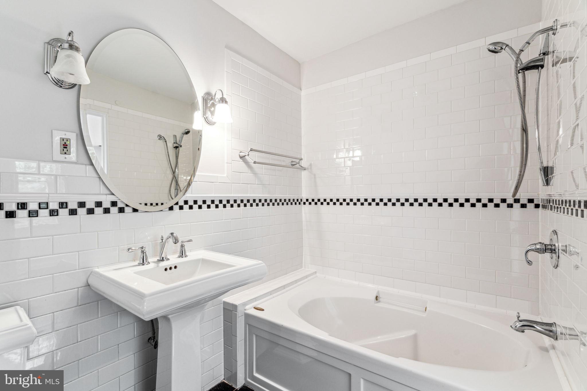 QUEEN VILLAGE - Residential