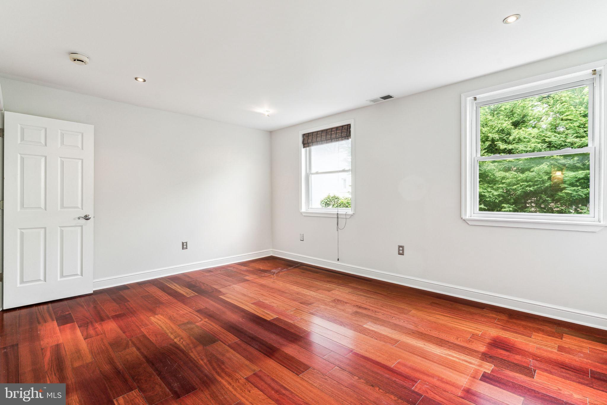 QUEEN VILLAGE - Residential