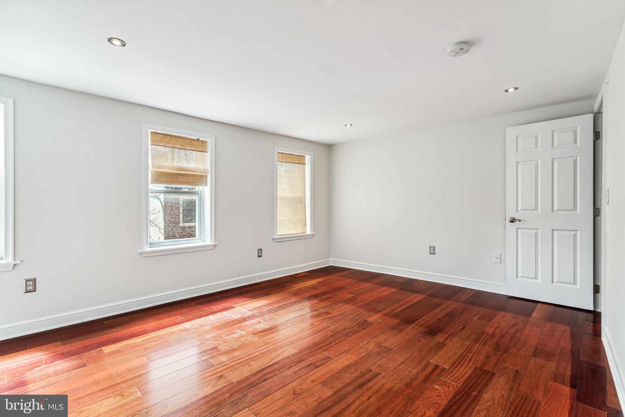 QUEEN VILLAGE - Residential