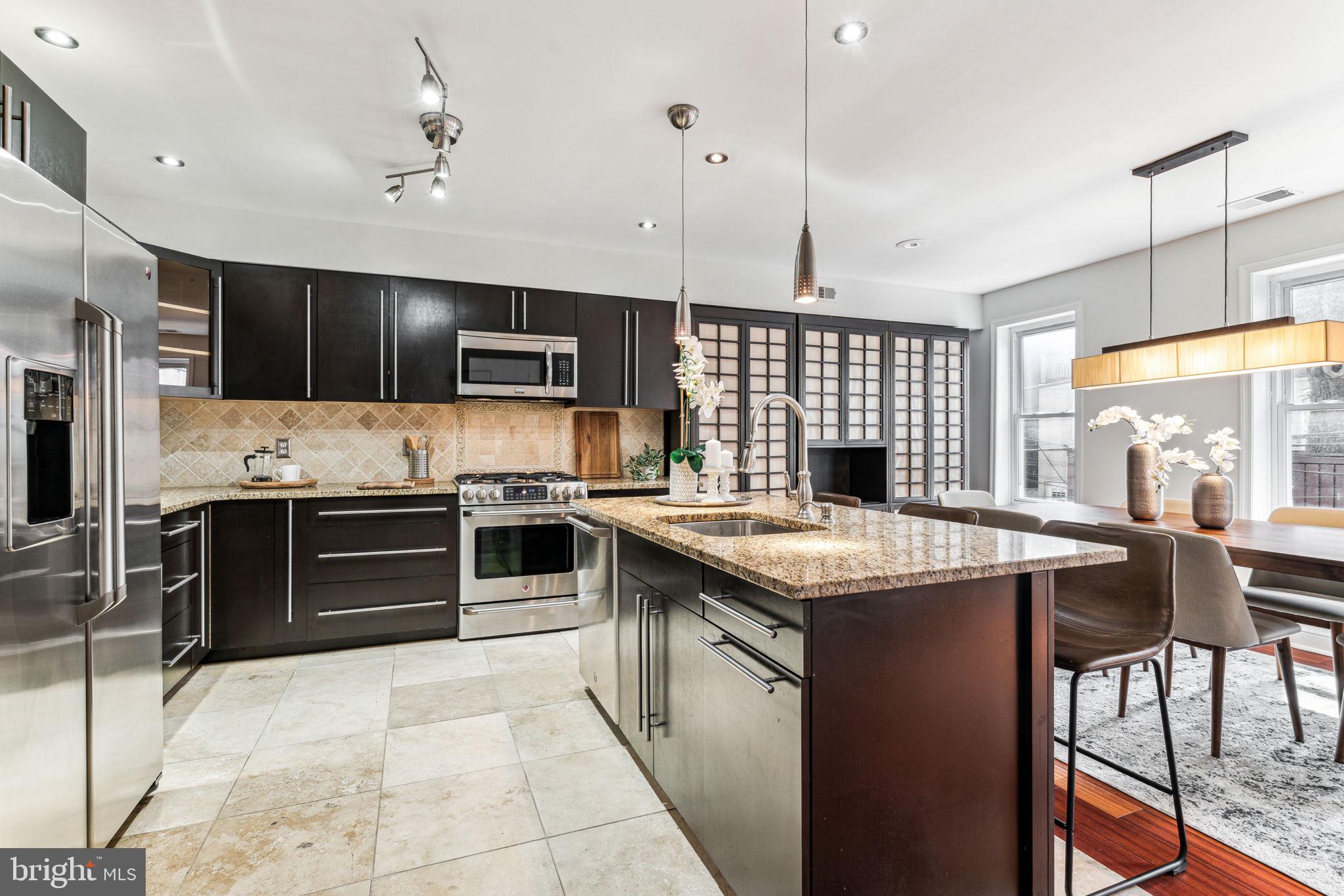 QUEEN VILLAGE - Residential