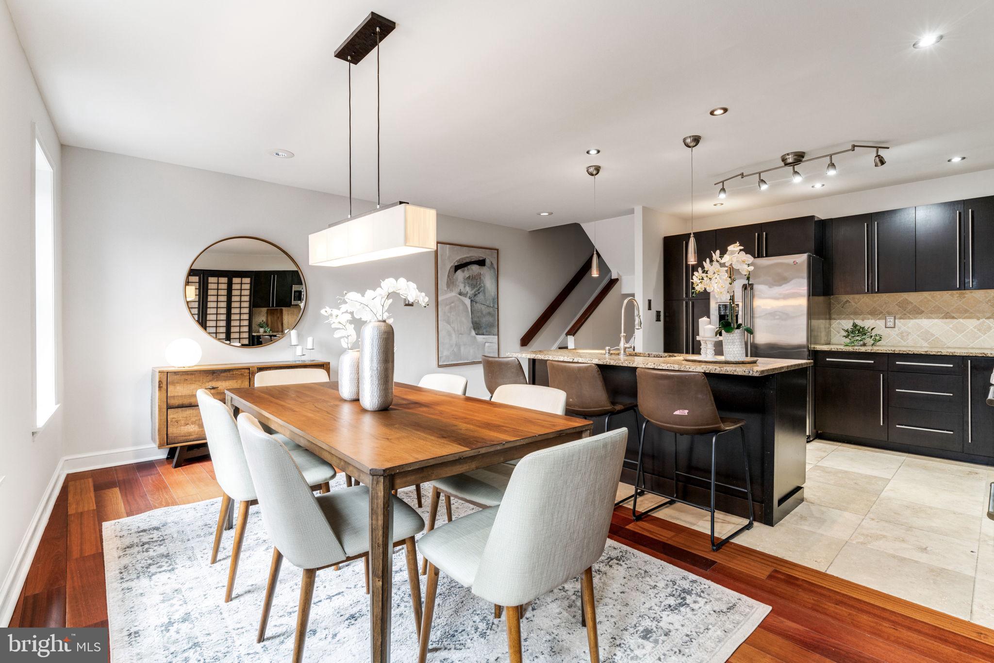 QUEEN VILLAGE - Residential