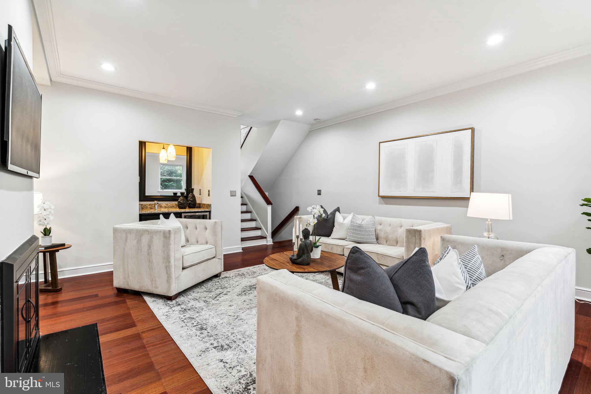 QUEEN VILLAGE - Residential