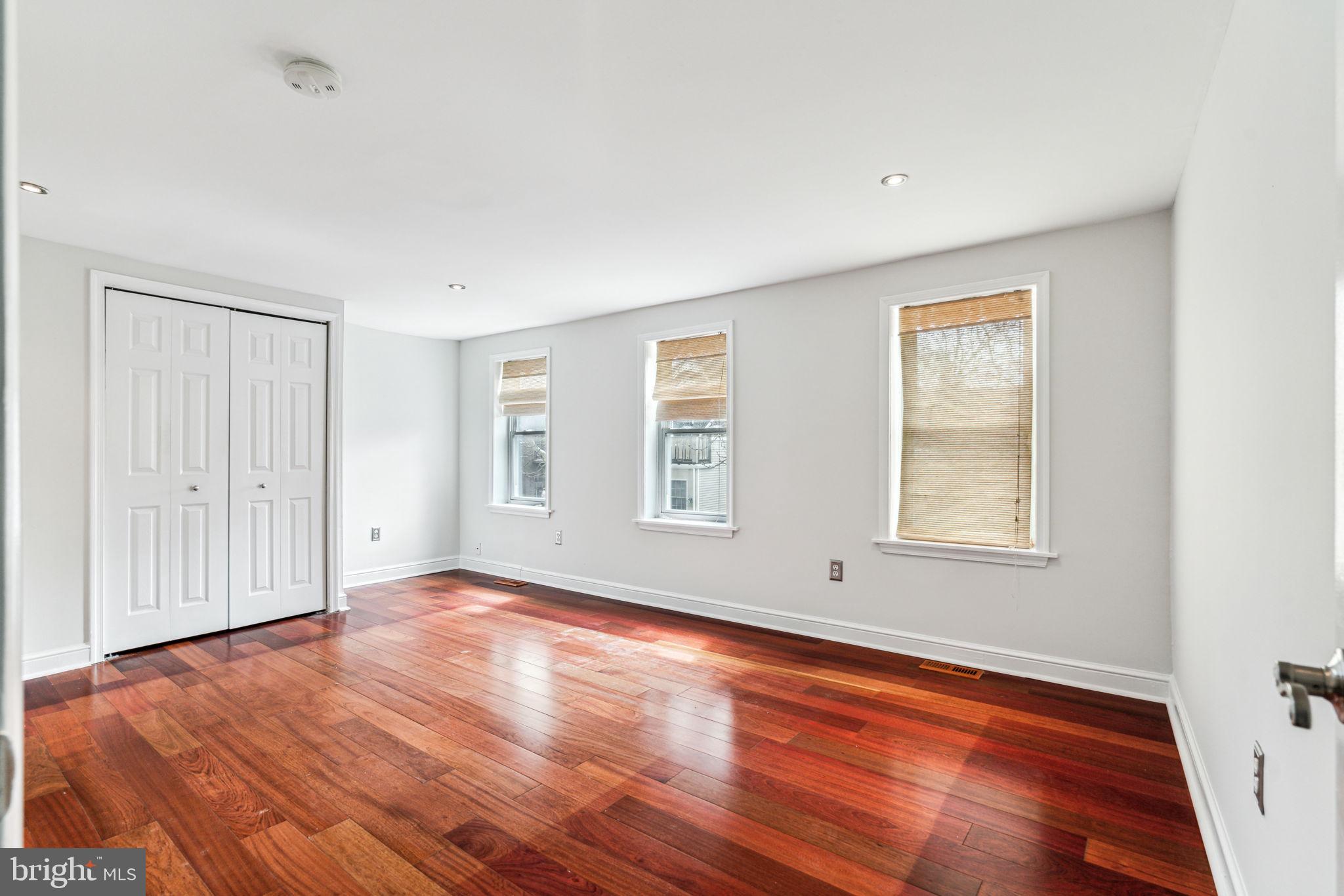 QUEEN VILLAGE - Residential