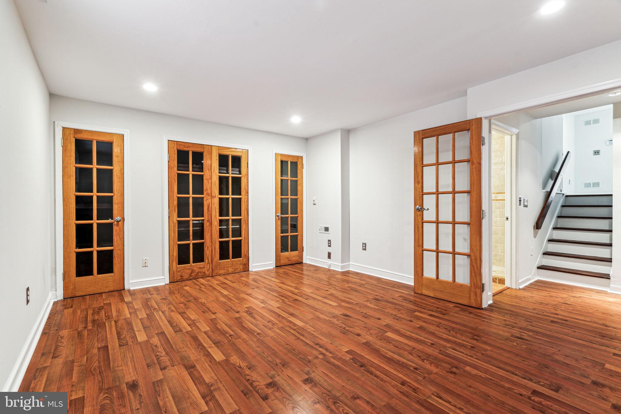 QUEEN VILLAGE - Residential