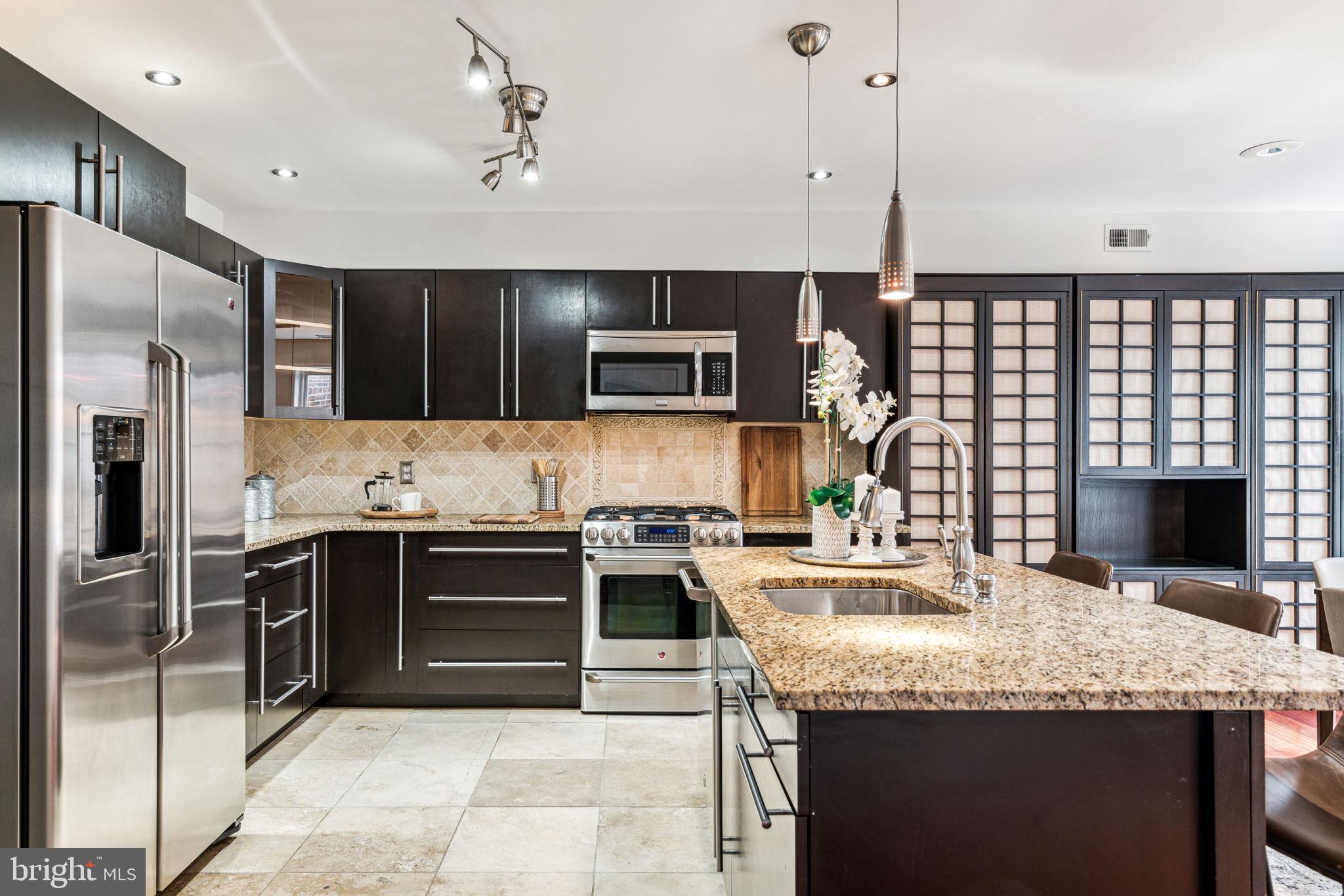 QUEEN VILLAGE - Residential