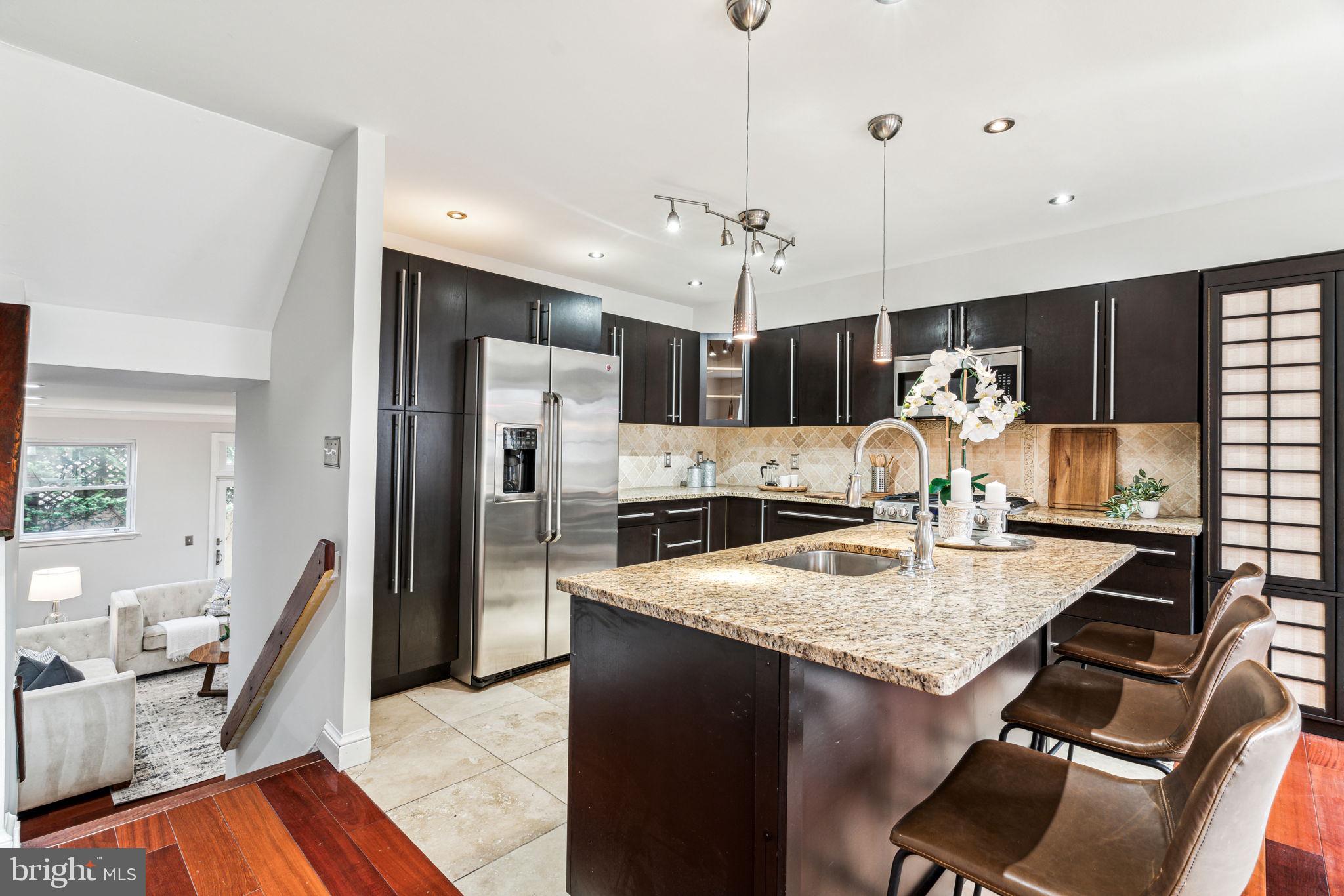 QUEEN VILLAGE - Residential