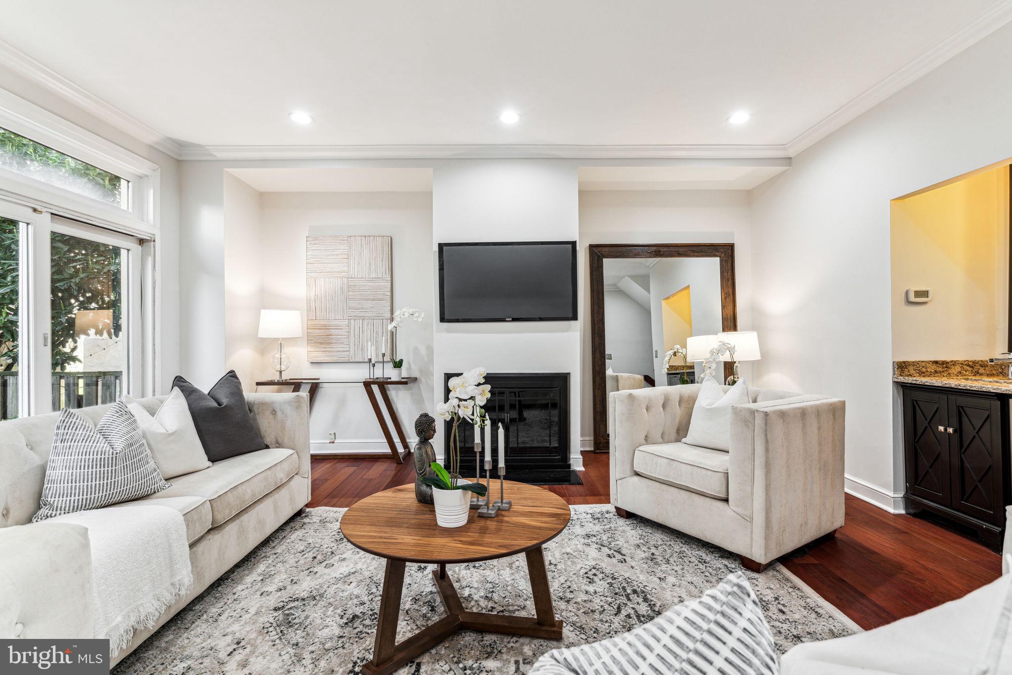 QUEEN VILLAGE - Residential