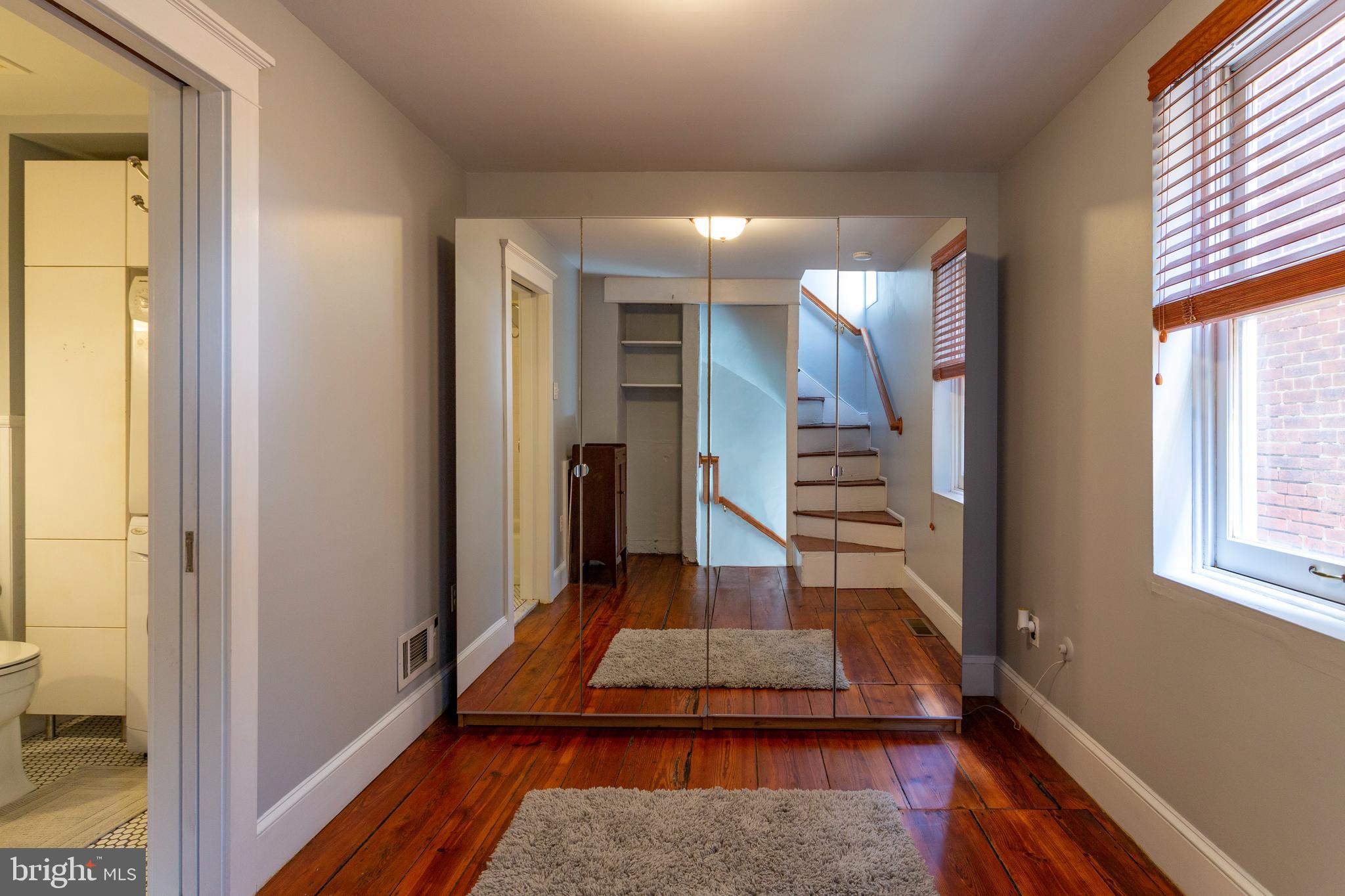 QUEEN VILLAGE - Residential