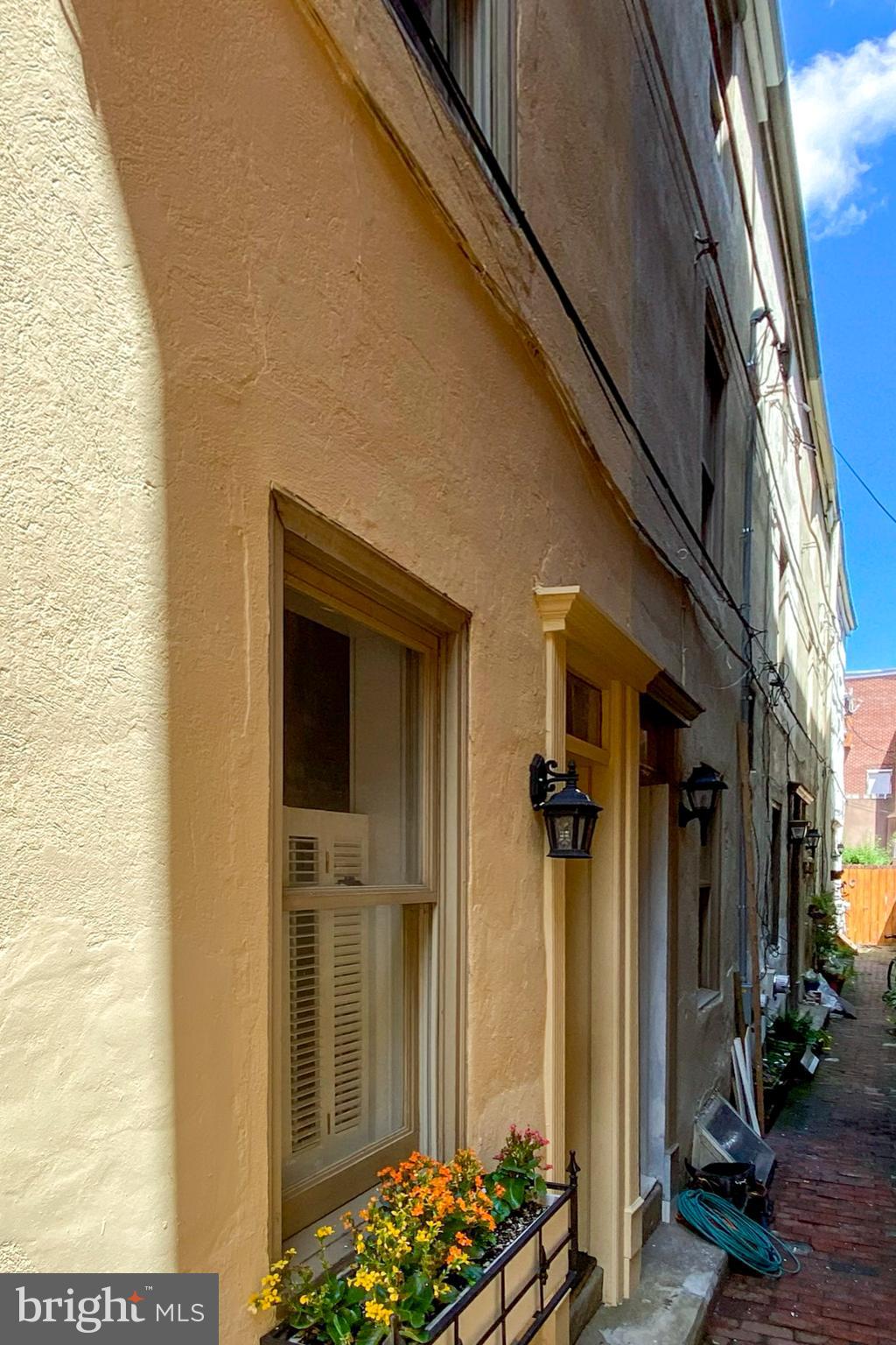 QUEEN VILLAGE - Residential