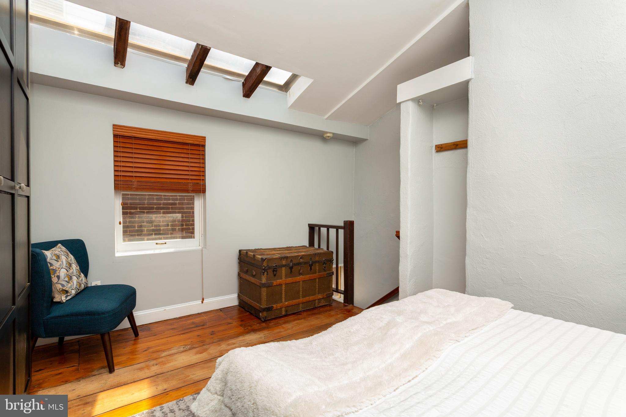 QUEEN VILLAGE - Residential