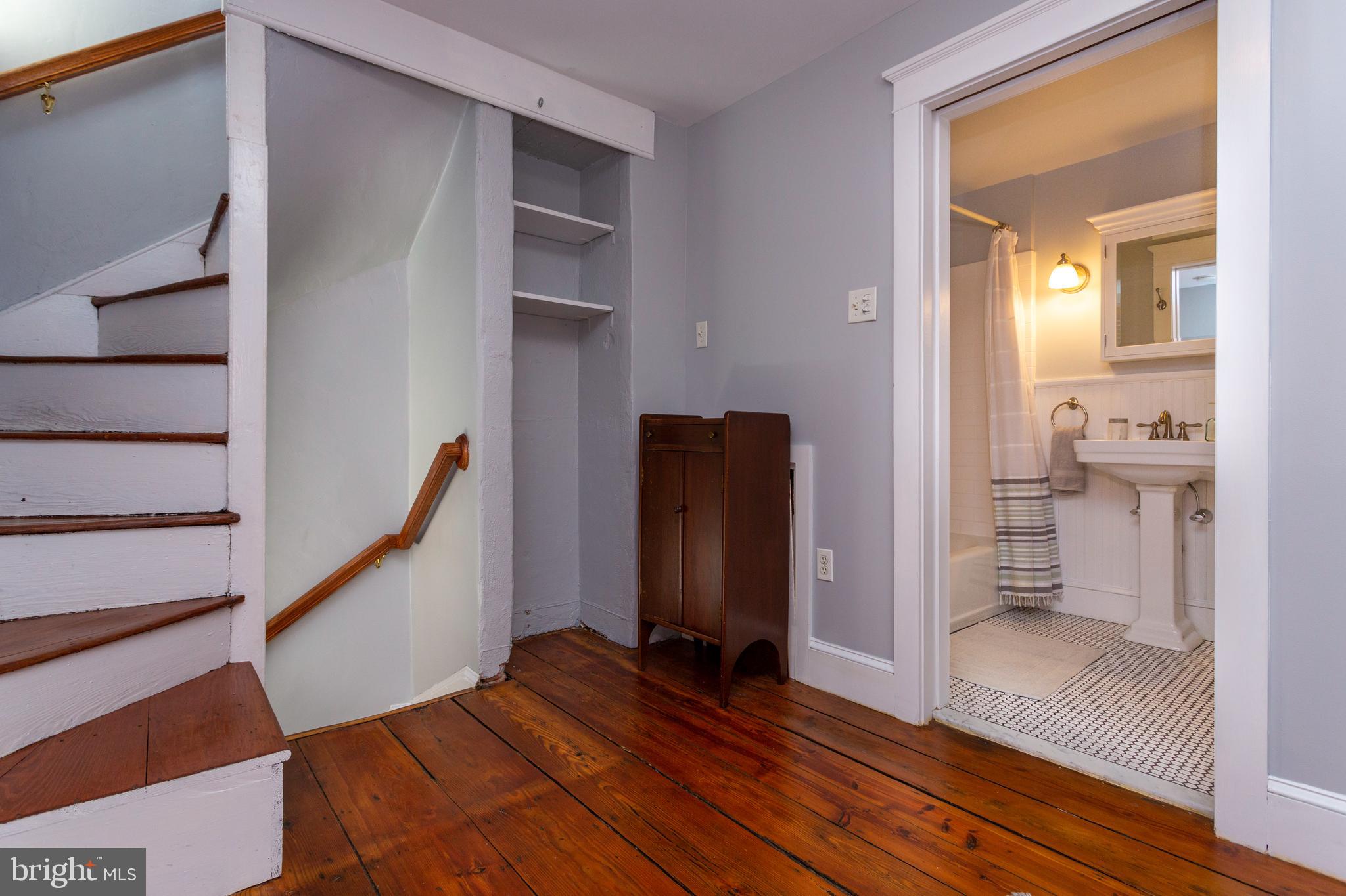 QUEEN VILLAGE - Residential