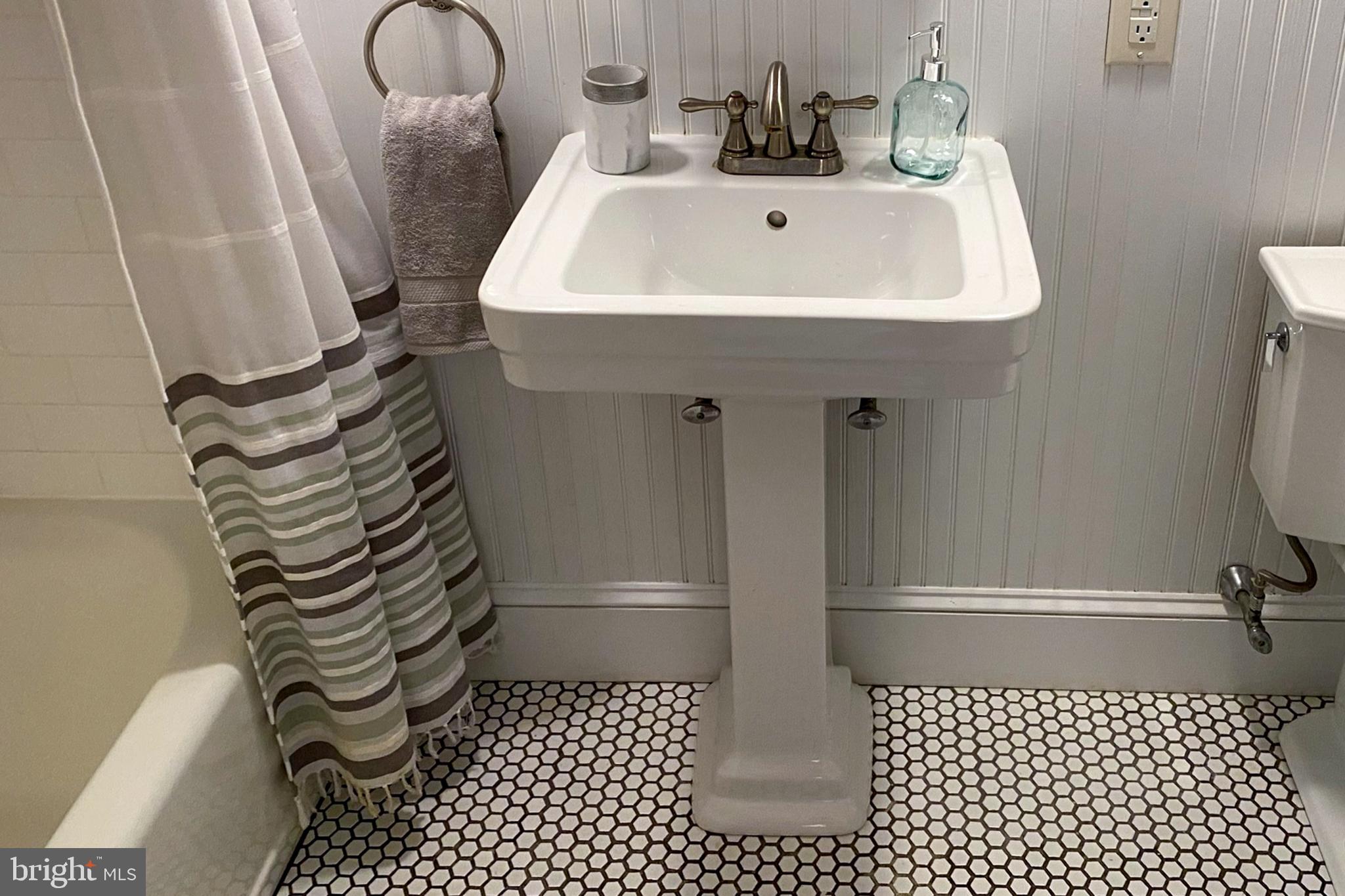 QUEEN VILLAGE - Residential