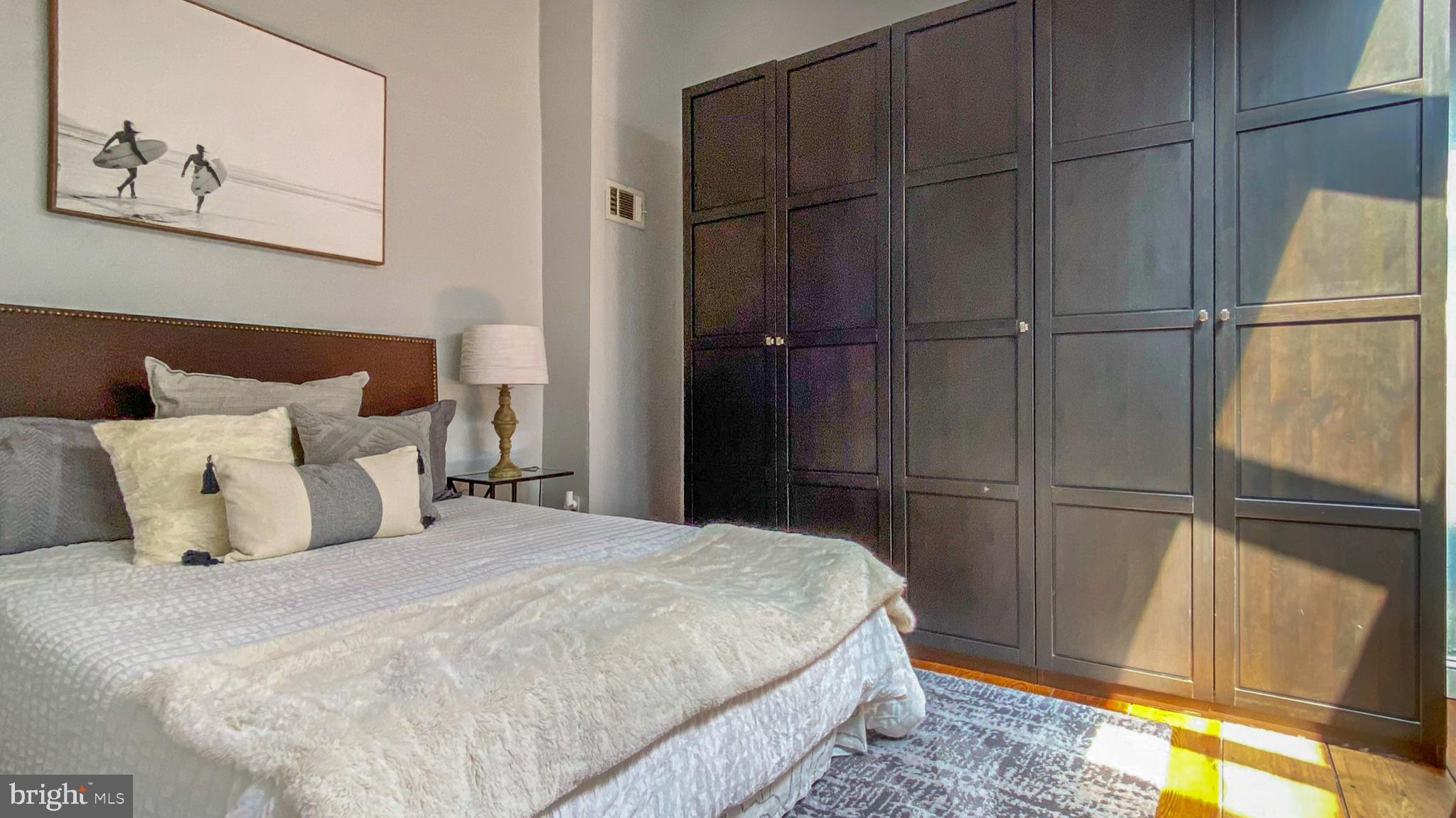 QUEEN VILLAGE - Residential