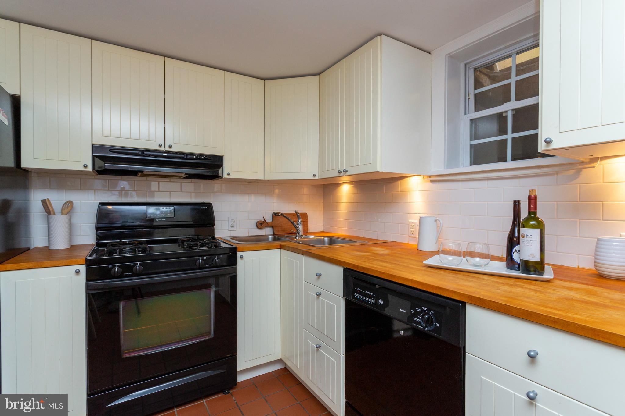 QUEEN VILLAGE - Residential