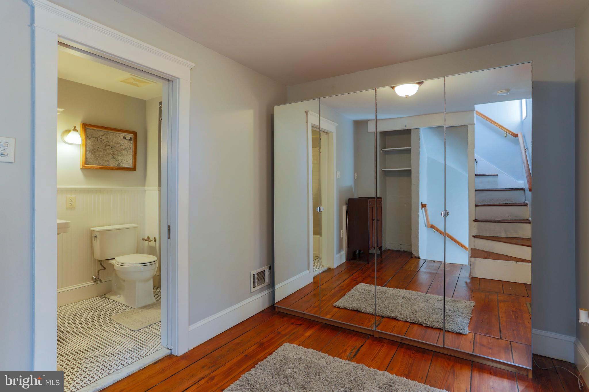 QUEEN VILLAGE - Residential