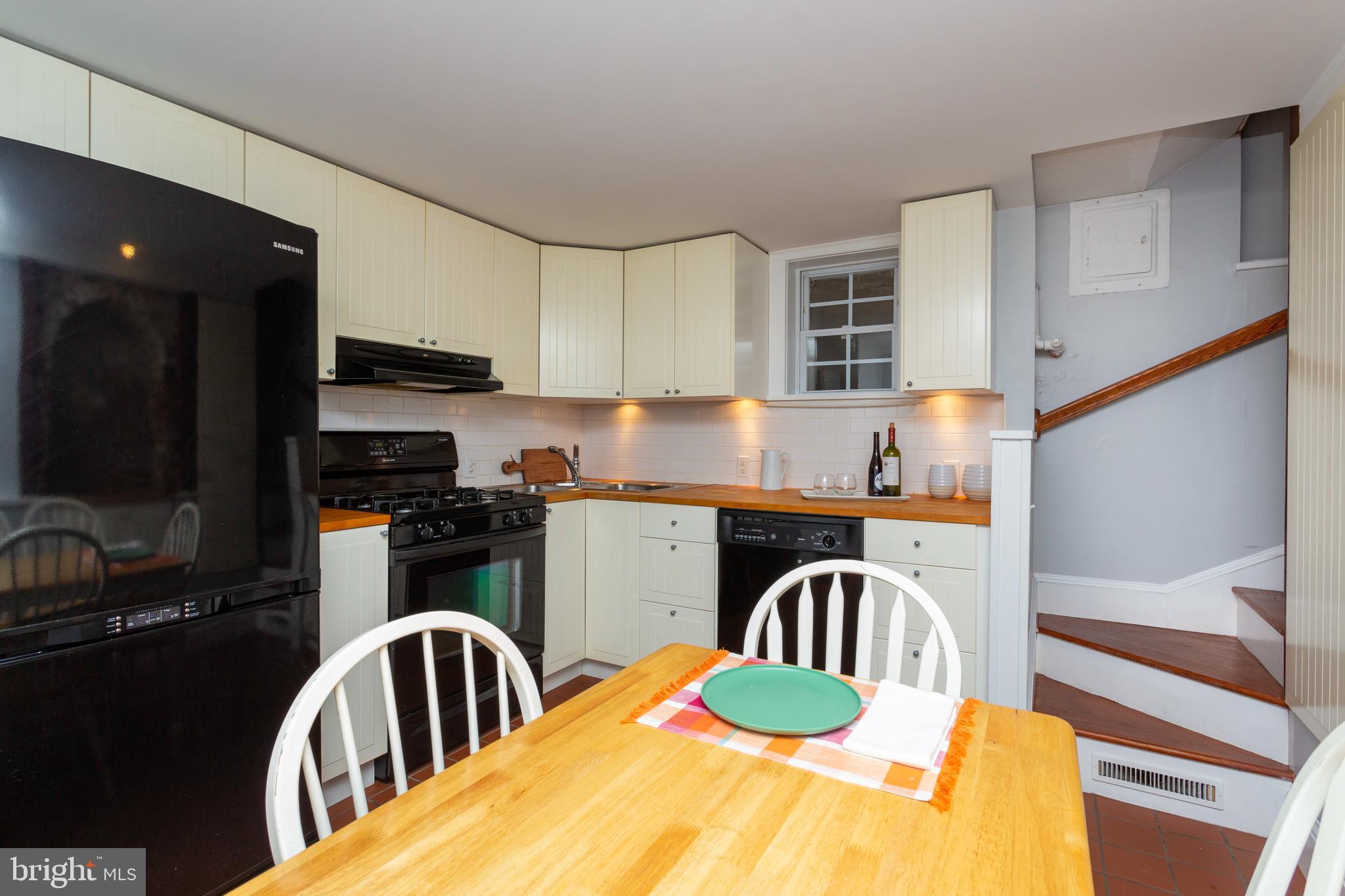 QUEEN VILLAGE - Residential