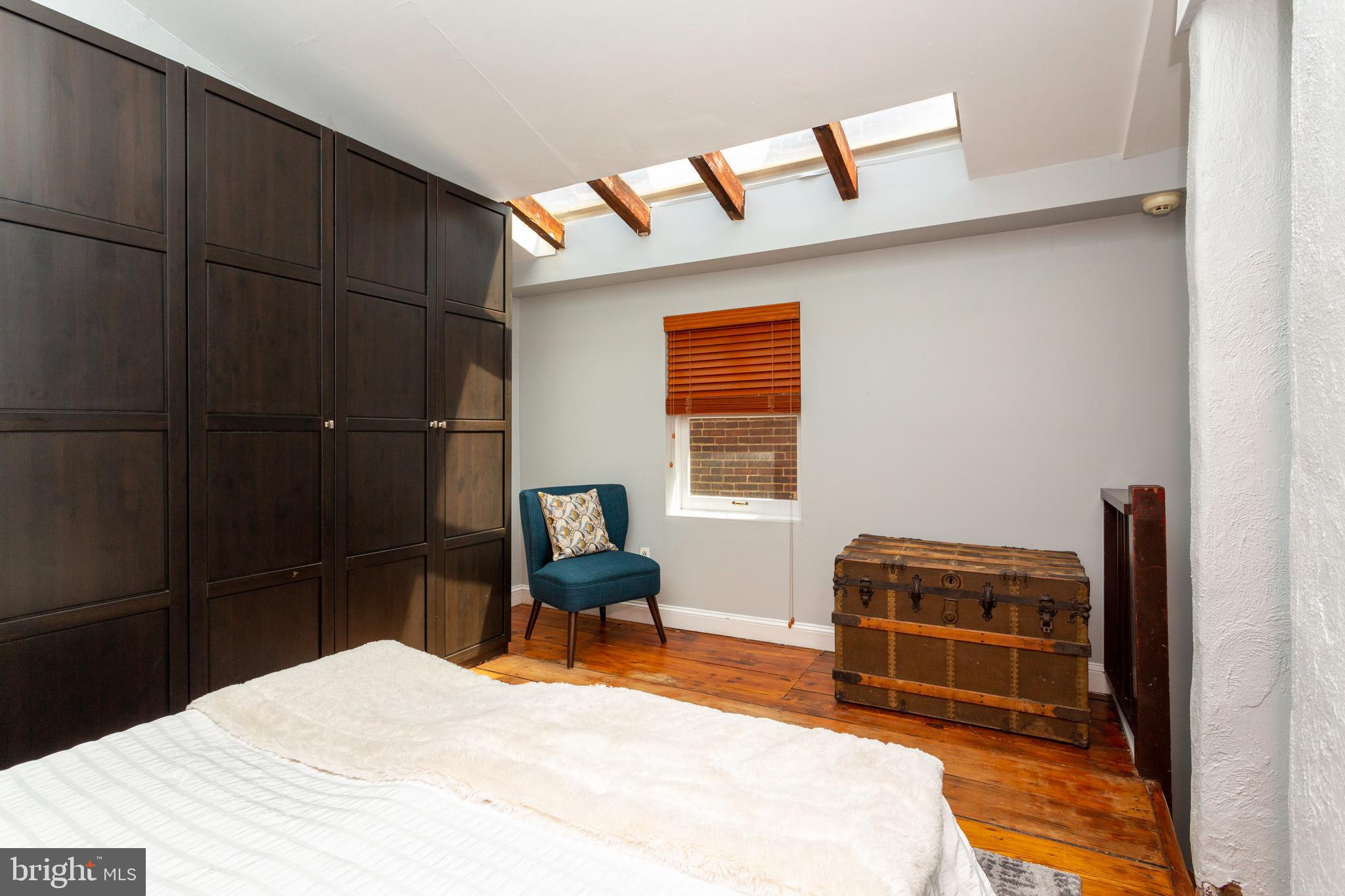 QUEEN VILLAGE - Residential