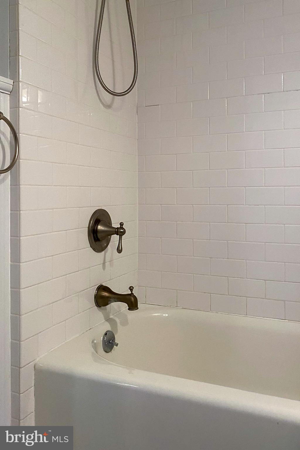 QUEEN VILLAGE - Residential