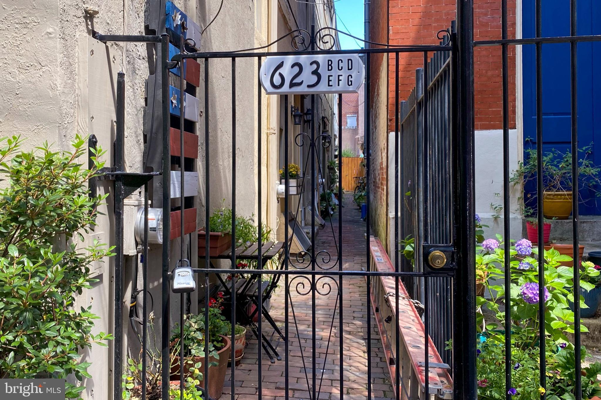 QUEEN VILLAGE - Residential