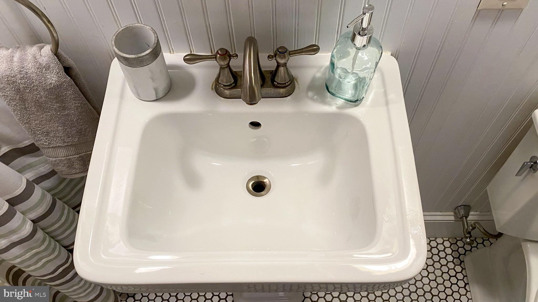 QUEEN VILLAGE - Residential