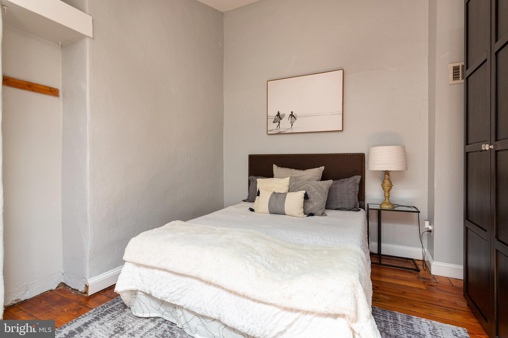 QUEEN VILLAGE - Residential