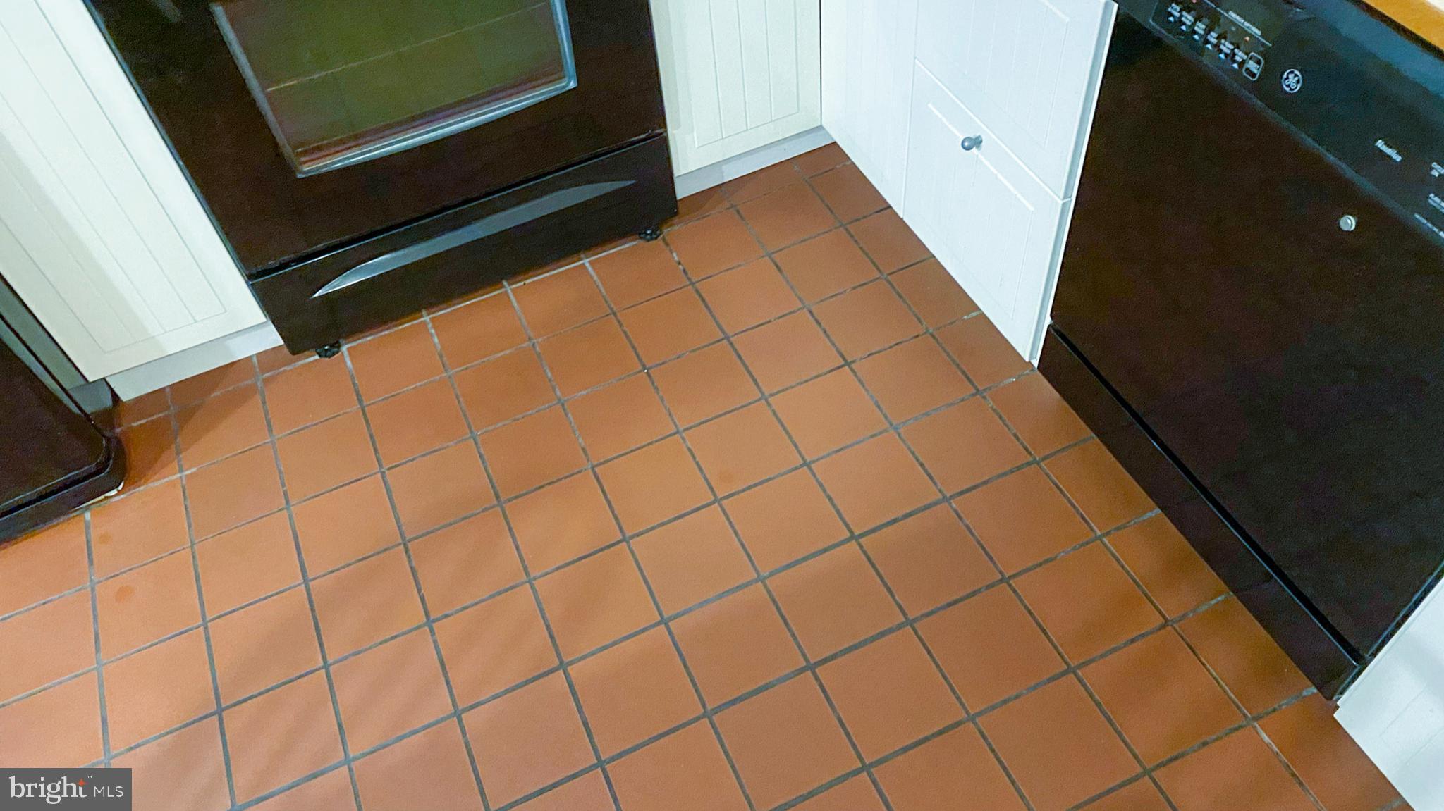 QUEEN VILLAGE - Residential