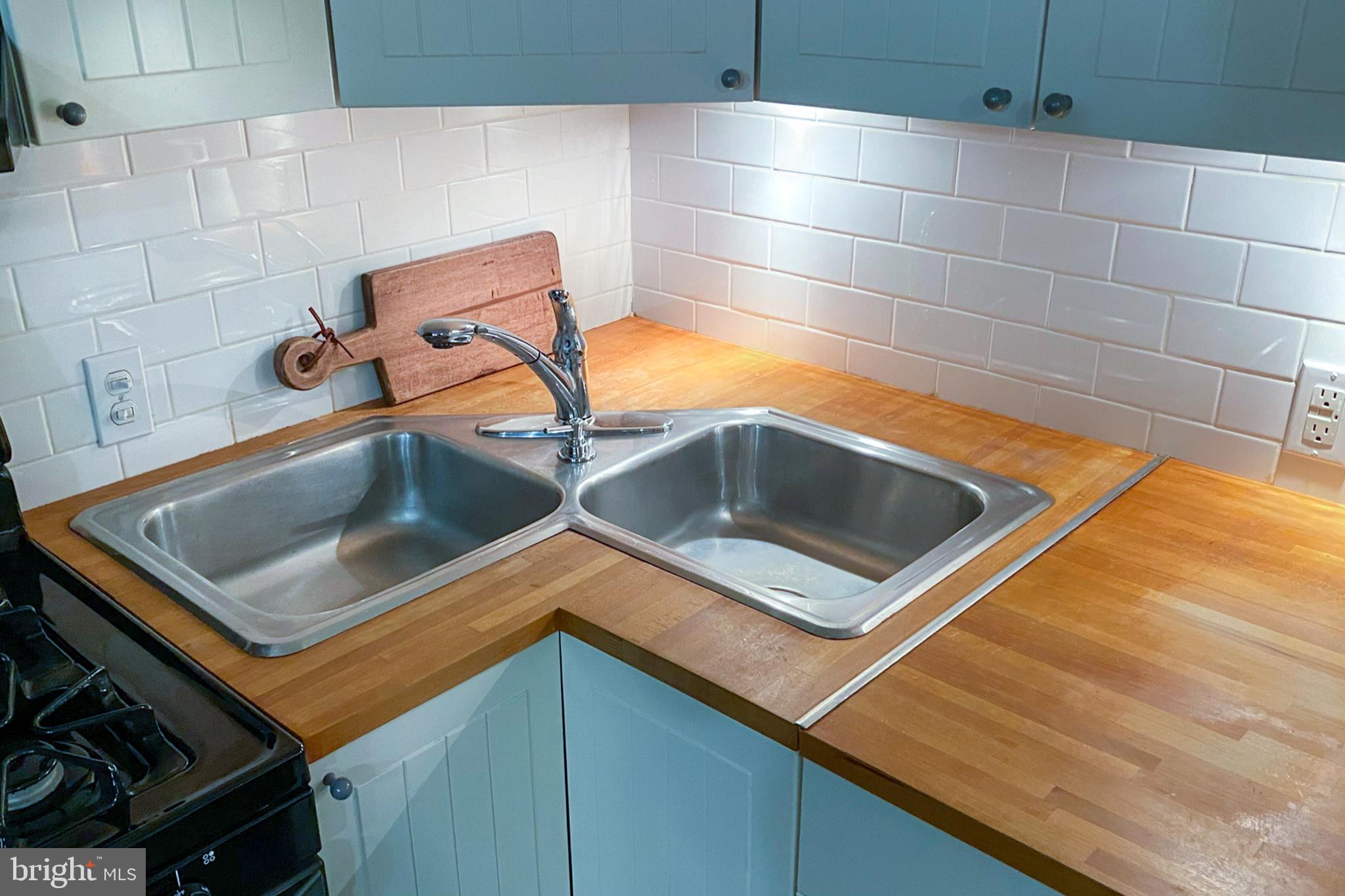 QUEEN VILLAGE - Residential