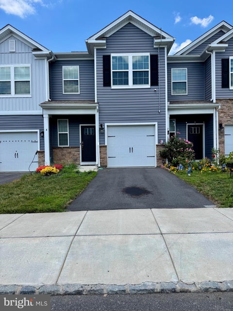 Townhouse For Rent - 4 Peregrine Way<br/> BURLINGTON, NJ 08016