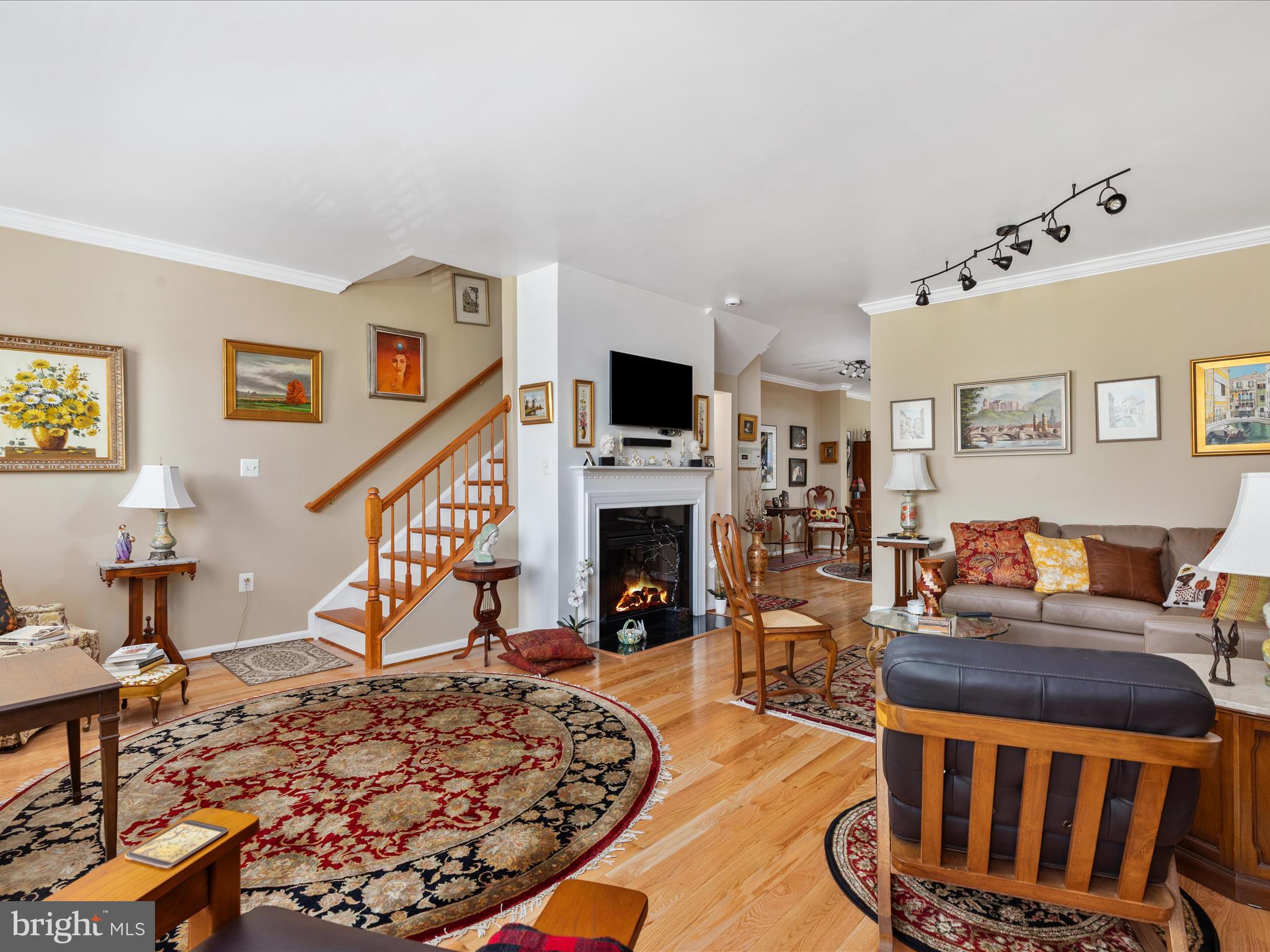 COLONIAL HILLS - Residential