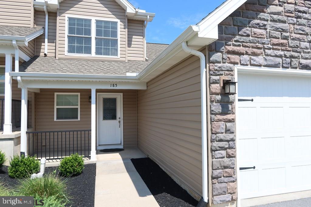 THE MEWS AT BURNHAM FARMS - Residential
