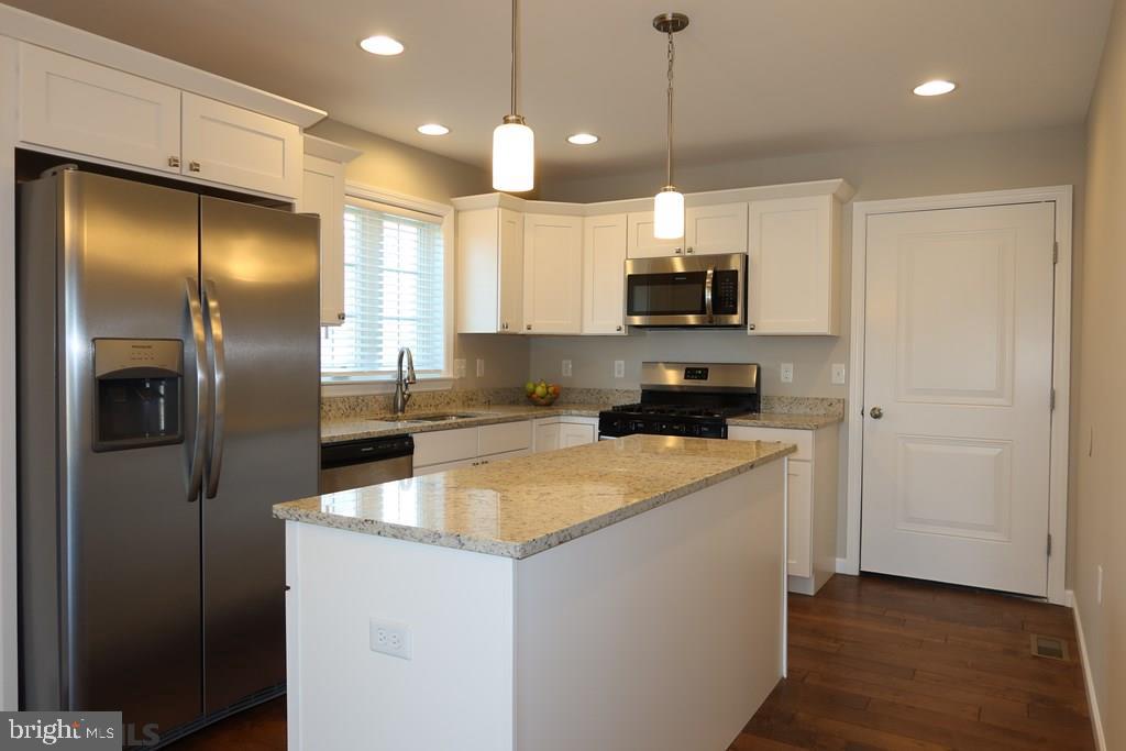 THE MEWS AT BURNHAM FARMS - Residential