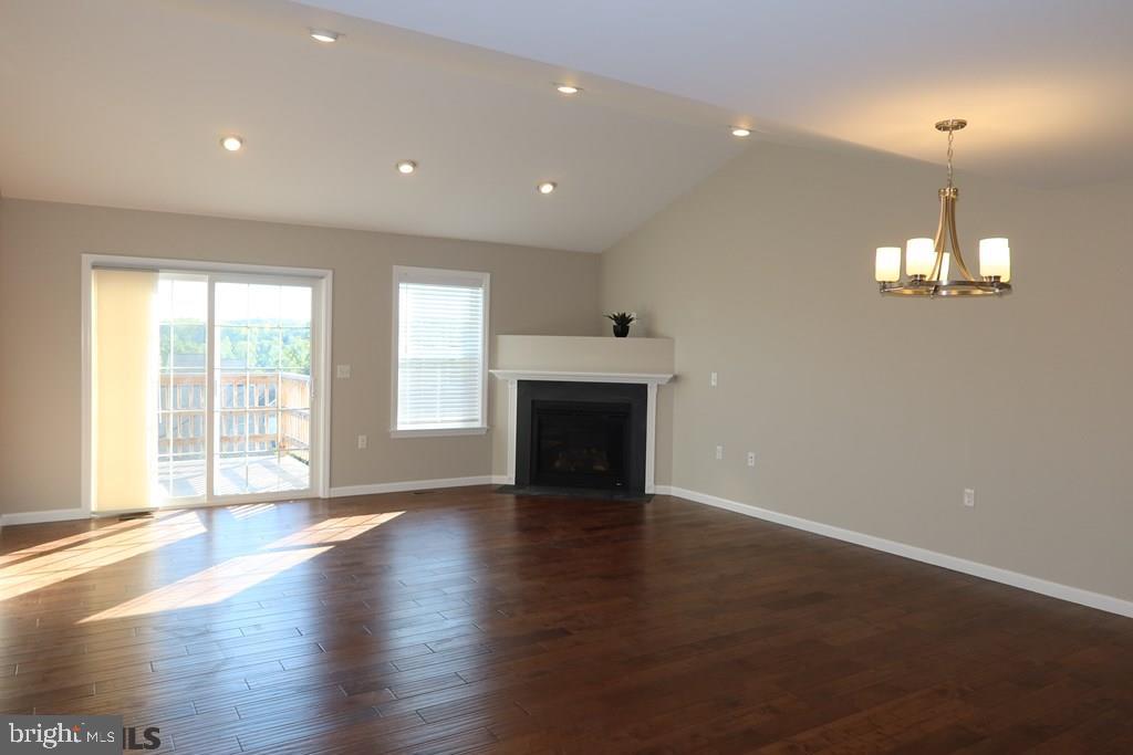 THE MEWS AT BURNHAM FARMS - Residential