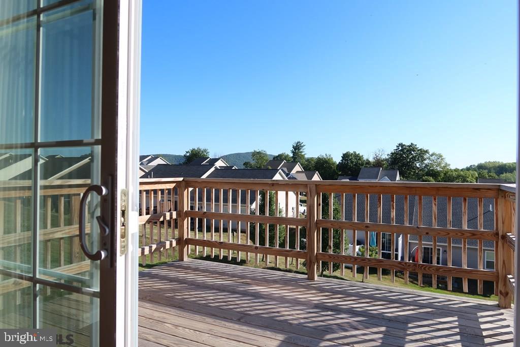 THE MEWS AT BURNHAM FARMS - Residential