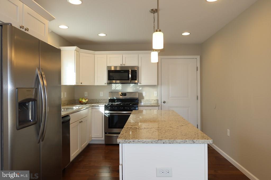 THE MEWS AT BURNHAM FARMS - Residential