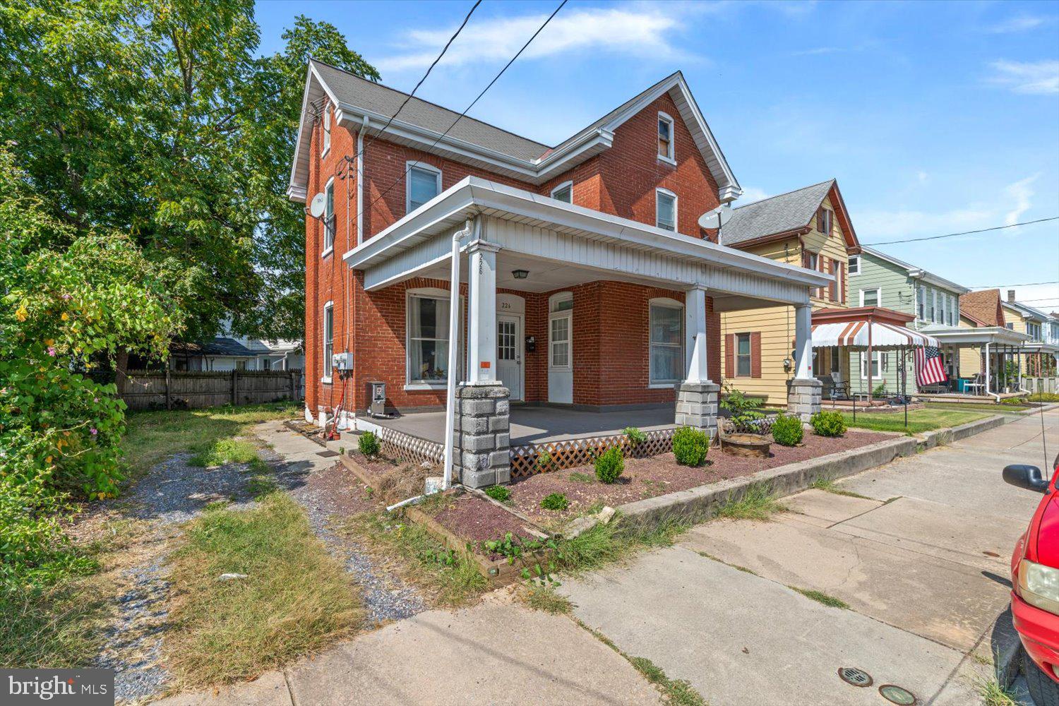 Main image without alt text