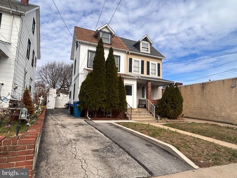 17 WALNUT STREET CLIFTON HEIGHTS PA 19018