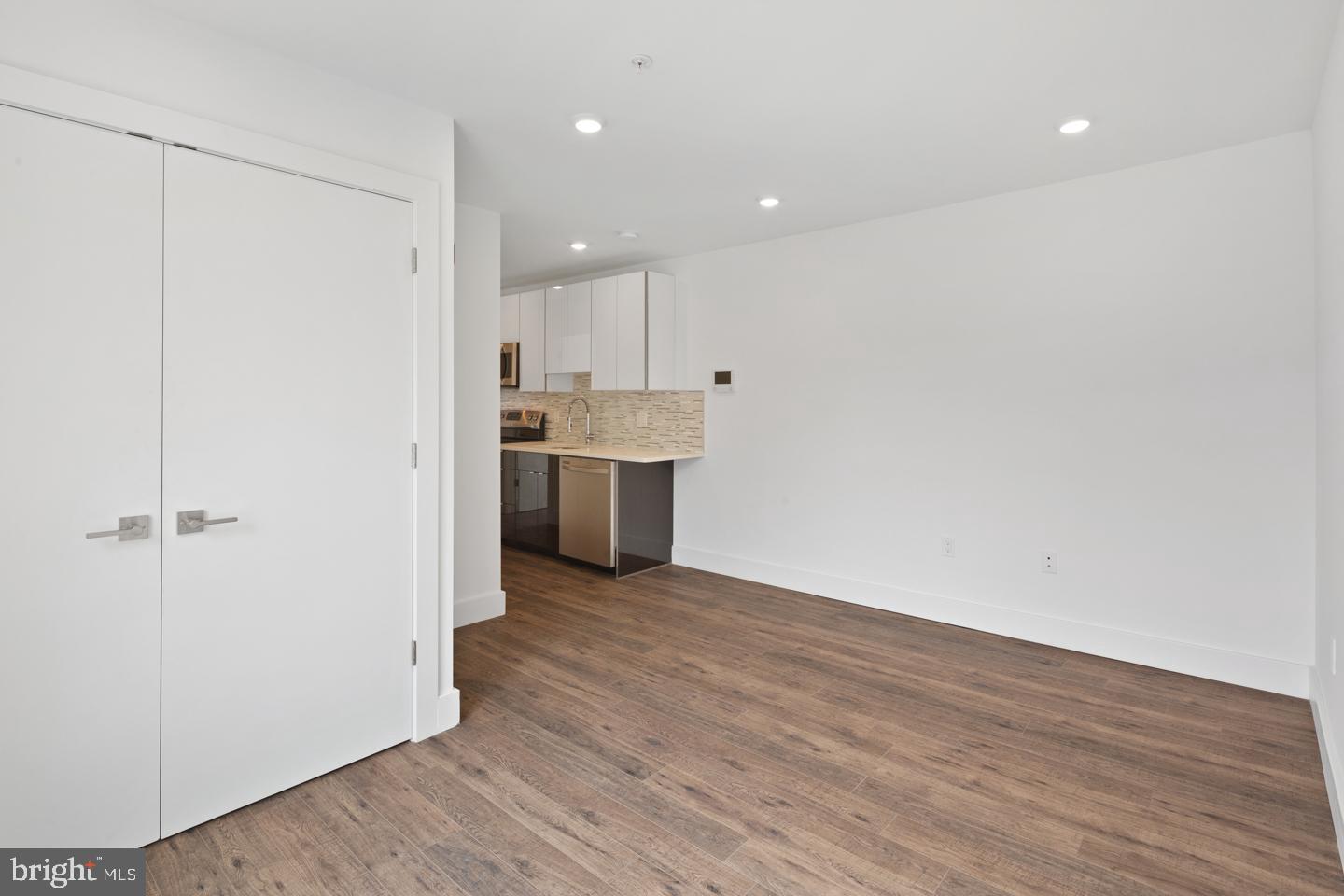 *Available 8/1/22*
Don’t miss this gorgeous luxury apartment building at the corner of 15th and Federal, just one block from the Broad Street subway station in Point Breeze and just minutes from Graduate Hospital and East Passyunk! The building includes a shared rear yard and high end finishes throughout! Located on the fourth floor of the complex, this gorgeous interior features amenities such as central air, designer lighting, washer/dryer in unit, and hardwood floors throughout. A super modern gourmet kitchen is furnished with a garbage disposal, stainless-steel appliances that include a dishwasher, refrigerator and microwave, in addition to granite counter-tops and elegant designer cabinetry. The spacious bedroom is bright with a large window for all day sunlight and includes a closet! The beautiful full bathroom has a modern vanity sink with cabinet doors and drawers, and bathtub/shower combination.
*Sorry, no pets
*Photos of a similar unit in the building (206)
*Building is set up for Verizon ONLY