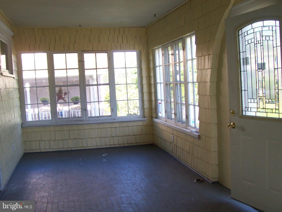 321 W HOLLY AVENUE