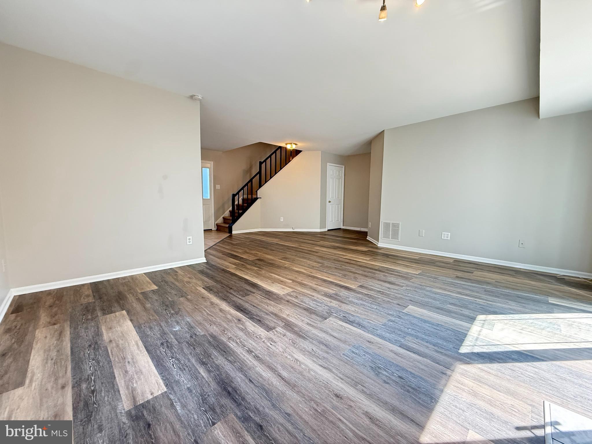 63 HILLCROFT WAY