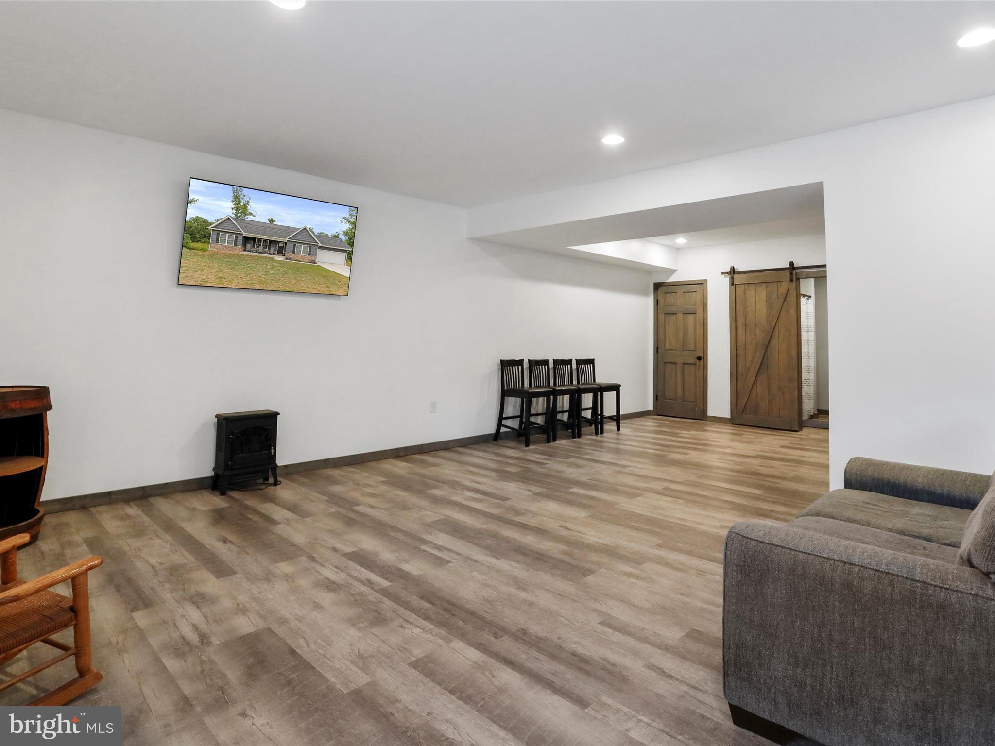 MIDDLE CREEK MANOR - Residential