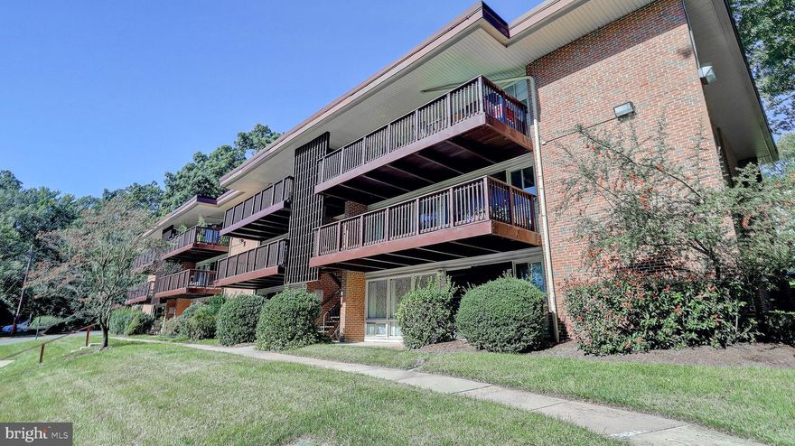 What a wonderful investment opportunity, 7 min to Courthouse Square, 5 min to Rockville Metro, Rockville Town Center. Walk to retail centers, restaurants, more.  Lovely open  floorplan - only missing thing is your TLC and personal touches. Huge balcony with southern view - pour the tea / lemonade and relax after a long day.