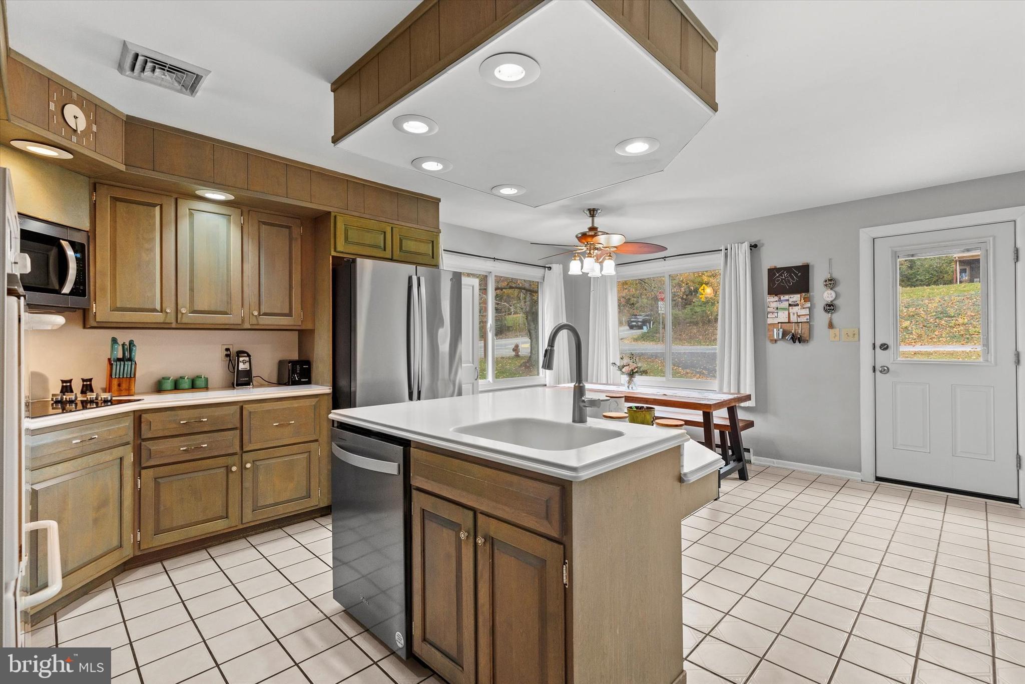 COLONIAL CREST - Residential