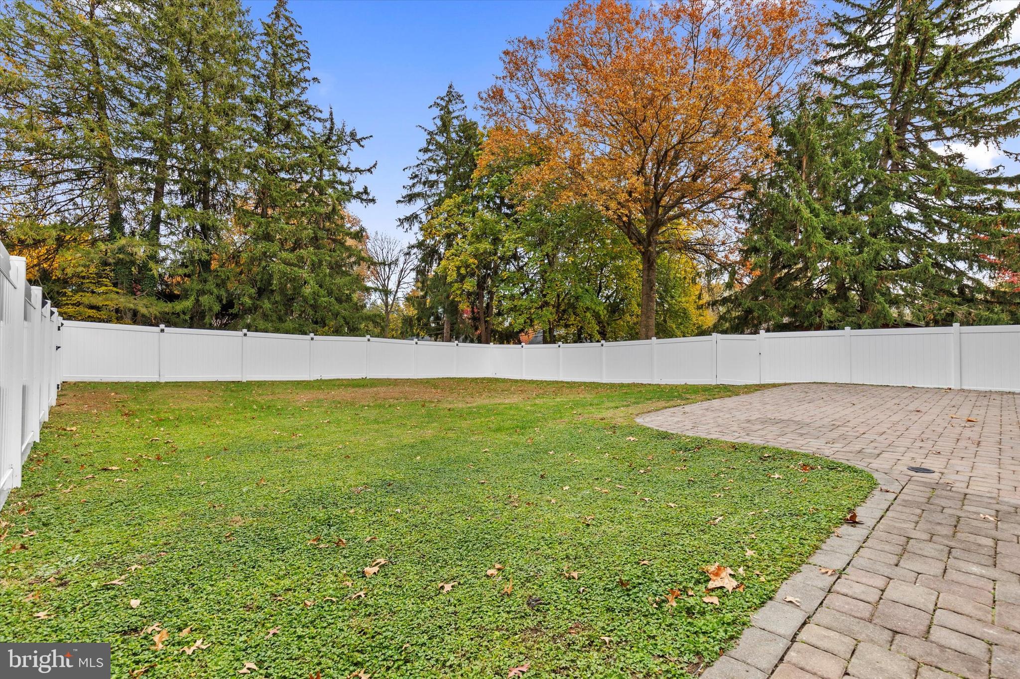 COLONIAL CREST - Residential