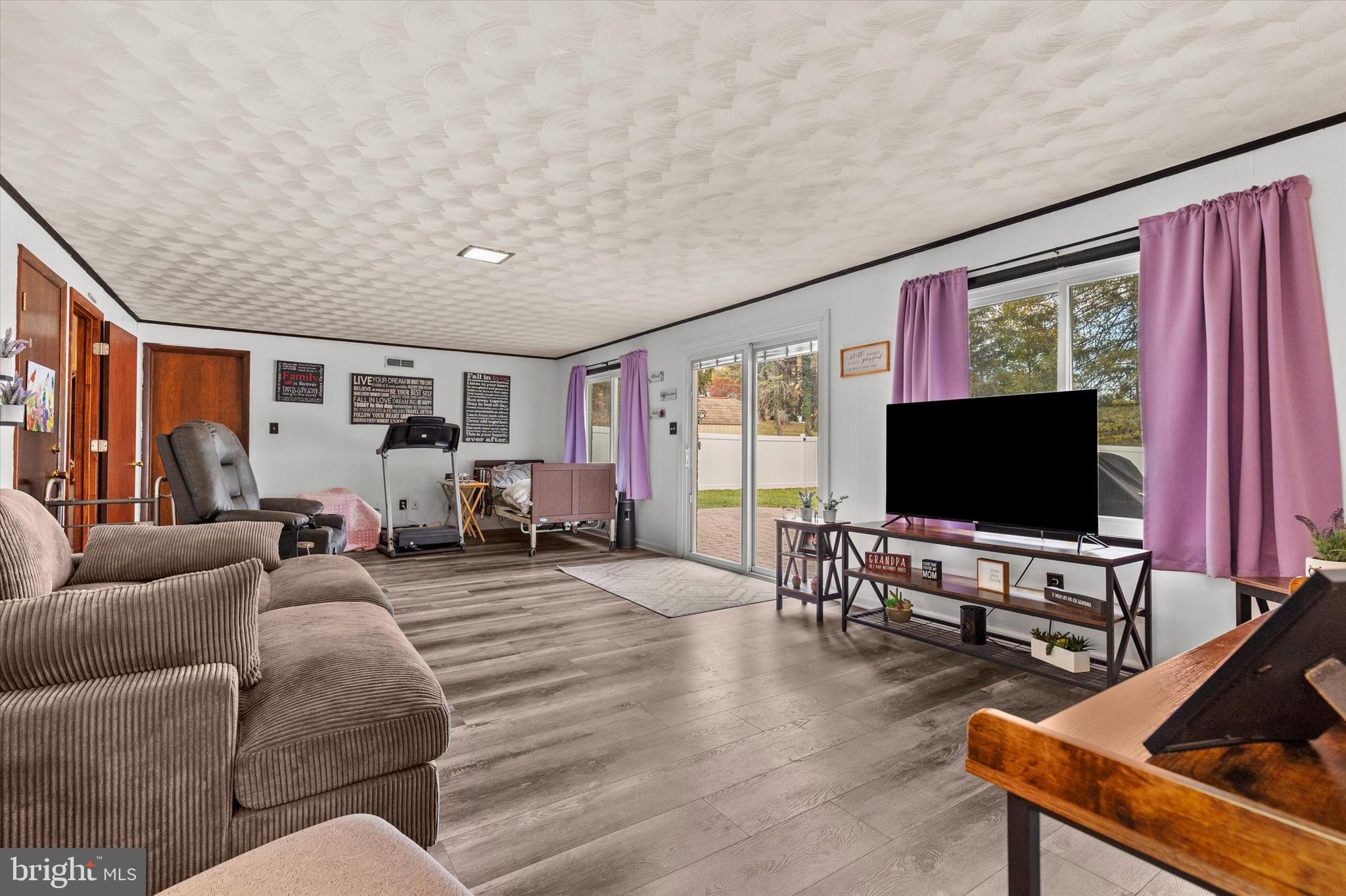 COLONIAL CREST - Residential