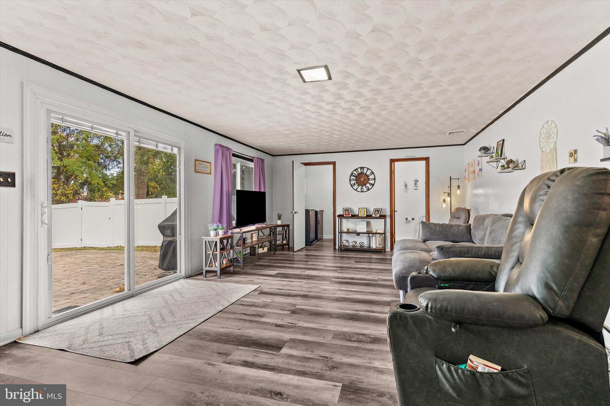 COLONIAL CREST - Residential