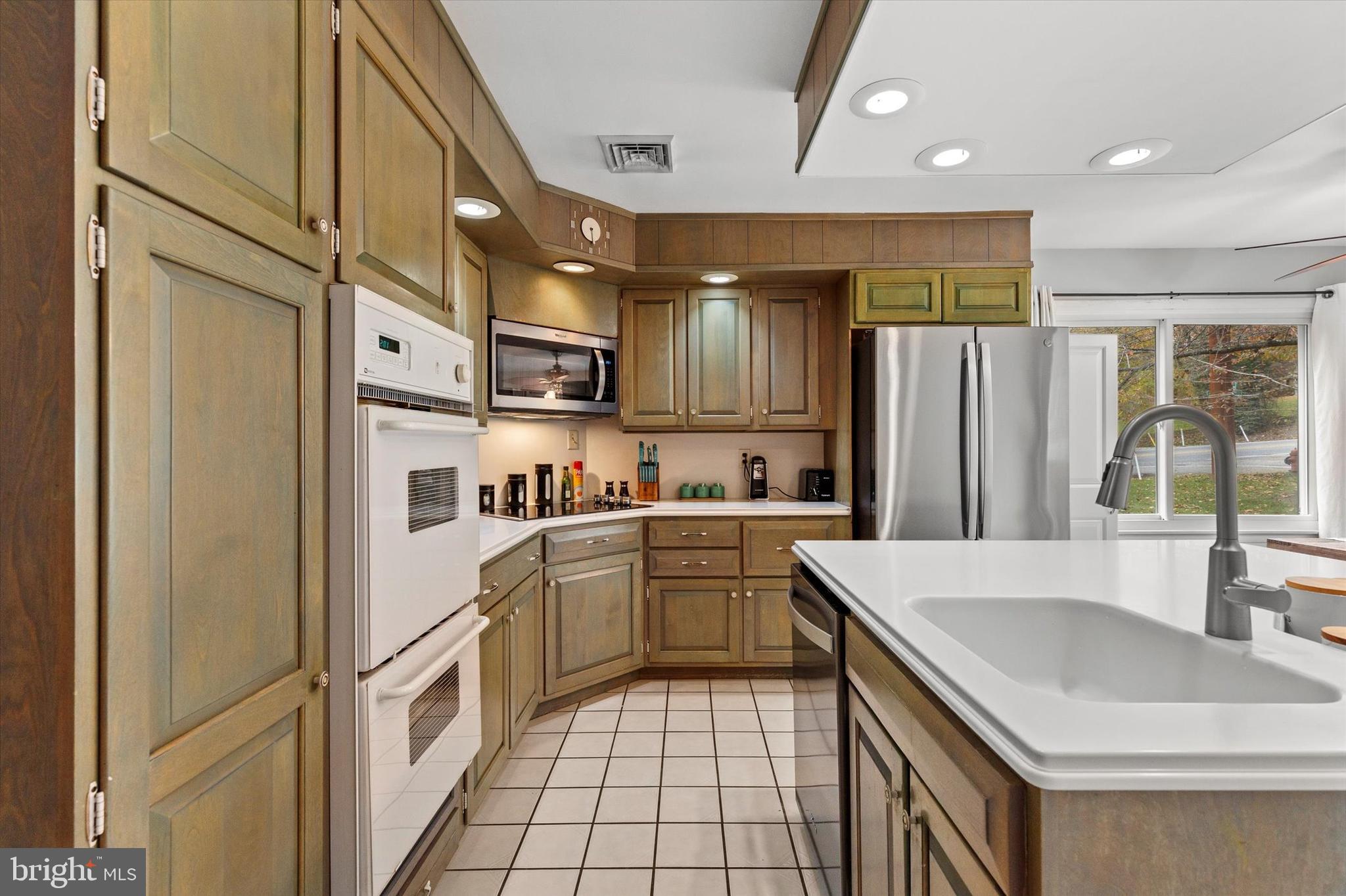 COLONIAL CREST - Residential